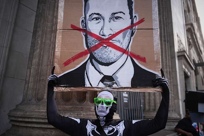 Comedians Face Free Speech Battles On and Off the Stage